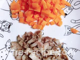 酱油蛋炒饭,肘花肉丁、胡萝卜丁切好待用。