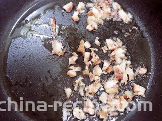 酱油蛋炒饭,锅中倒入适量油，加热至五成热，倒入肘花肉丁翻炒均匀。