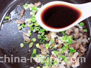 酱油蛋炒饭,加入一勺生抽。