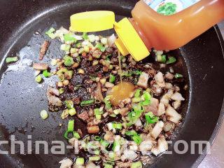 酱油蛋炒饭,加入少许鲜鸡汁。