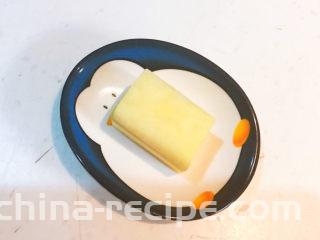 小米炖海参,鲜姜削皮
