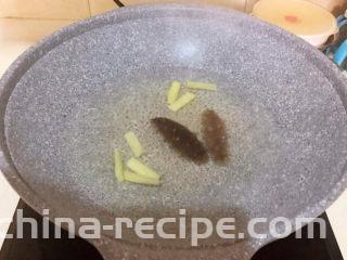 小米炖海参,加入海参，焯水1分钟