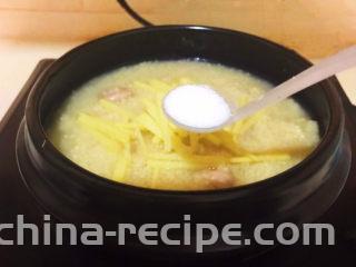 小米炖海参,加入精盐调匀
