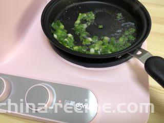 三鲜菌菇汤,早餐机煎锅倒入少许油，放入葱花爆香。