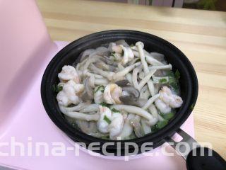 三鲜菌菇汤,放入焯水后的蘑菇煸炒加少许蚝油。