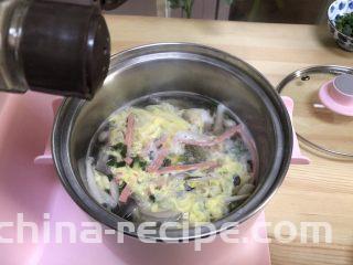 三鲜菌菇汤,加入香菜末，胡椒粉和盐调味。