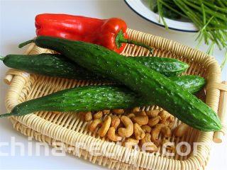 腰果炒虾仁,黄瓜、红彩椒洗干净，腰果备好；
