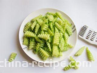 腰果炒虾仁,黄瓜横着从中间剖两瓣儿，再用波纹刀切成小条块；