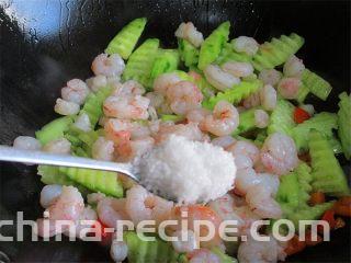 腰果炒虾仁,加入盐调味；