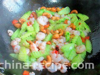 腰果炒虾仁,加入腰果翻匀出锅装盘；