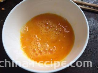 鹅肝酱蛋炒饭,2个鸡蛋打散