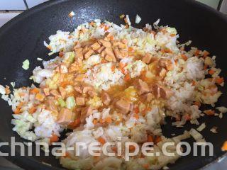 鹅肝酱蛋炒饭,加入鹅肝酱鸡蛋液炒匀