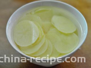 茄汁酸辣土豆片,泡在装水的碗中，以免氧化
