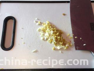 沙茶牛肉粉丝煲,蒜、姜切末