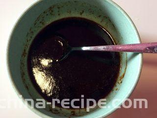沙茶牛肉粉丝煲,所有沙茶酱汁调匀备用