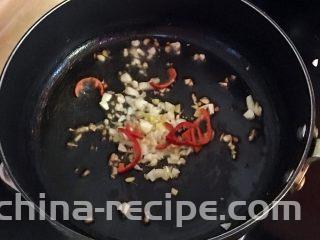 沙茶牛肉粉丝煲,热锅爆香蒜姜末及小红辣椒