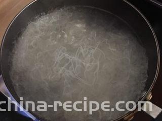 沙茶牛肉粉丝煲,放入粉丝烫1分钟捞起备用