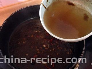 沙茶牛肉粉丝煲,加入一小碗清水煮滚