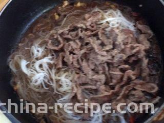 沙茶牛肉粉丝煲,倒入牛肉