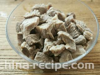 萝卜牛腩煲,然后捞出来冲洗干净，去掉血水和浮沫。