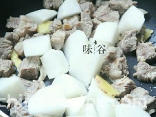 萝卜牛腩煲,再倒入萝卜翻炒。