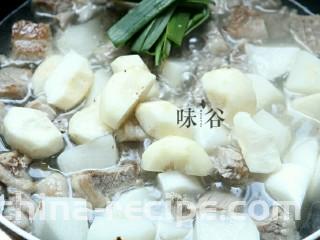 萝卜牛腩煲,大蒜去根部，洗干净打结，和马蹄一起放进锅里。