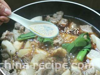 萝卜牛腩煲,再放入1勺料酒