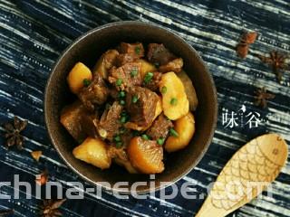 萝卜牛腩煲,上桌时撒上点葱花，闻起来食欲大增……