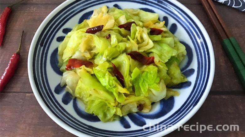 The method of tearing cabbage with stir fried hands