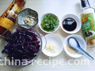 凉拌紫甘蓝,所有食材准备完成。