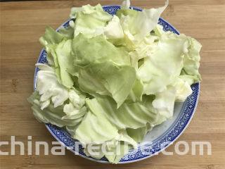 炝炒手撕包菜,卷心菜剥去外面的老叶，把里面的叶子一张张剥开后清洗干净，然后再用手撕成小片，中间的硬梗不要。
