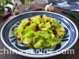 炝炒手撕包菜,价格便宜，做法简单，香辣爽口炝炒卷心菜端上桌让你多吃一碗饭。