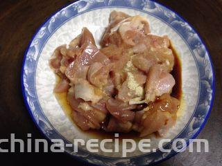 酱爆腰果鸡丁,加入白胡椒粉、盐、生抽、料酒抓匀至调料吸收