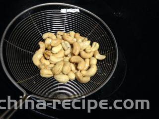 酱爆腰果鸡丁,炸至表面微黄捞出控油备用