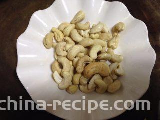 酱爆腰果鸡丁,腰果用水冲净控水