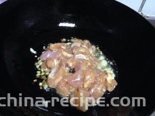 酱爆腰果鸡丁,下入鸡丁（先不要动，10秒后再翻动鸡丁）
