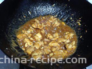 酱爆腰果鸡丁,下入碗汁炒匀至汤汁微稠