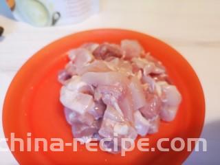 红烧鸡肉香菇,把鸡腿肉切成块儿。