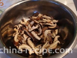 红烧鸡肉香菇,香菇切丝。