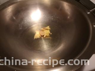 红烧鸡肉香菇,锅内加油，放入姜片。