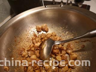 红烧鸡肉香菇,加入老抽。继续翻炒。