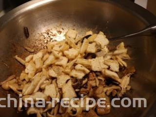 红烧鸡肉香菇,再加入豆腐泡儿片儿。