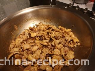 红烧鸡肉香菇,加入老抽。