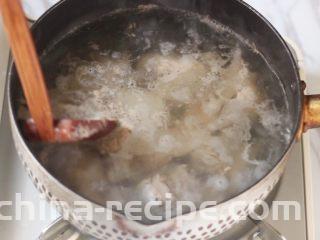 川香土豆炖排骨,肋排放入冷水锅中烧开撇去浮沫，捞出沥水。