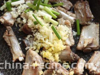 川香土豆炖排骨,加入葱姜蒜炒香。