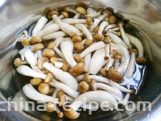 西兰花炒菌菇,菌菇切除根部洗净切小断。