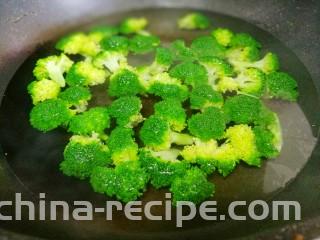 西兰花炒菌菇,西兰花焯水1分钟。