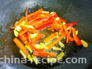 西兰花炒菌菇,热锅热油姜蒜爆香加红椒翻炒。