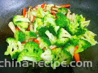 西兰花炒菌菇,加西兰花。