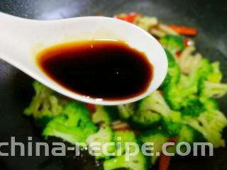 西兰花炒菌菇,一勺生抽，一勺盐拌匀。